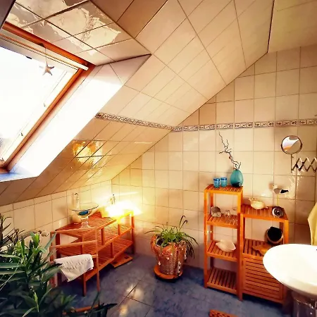 Huebsche Ferienwohnung In Mit Blick Auf Ruegen شقة لوبمين