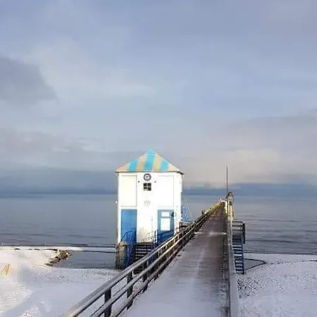 Huebsche Ferienwohnung In Mit Blick Auf Ruegen لوبمين
